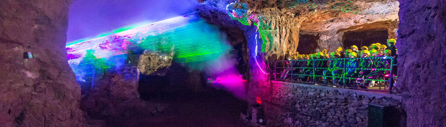 Lasershow-Bergwerk Lasershow mit Besuchergruppe