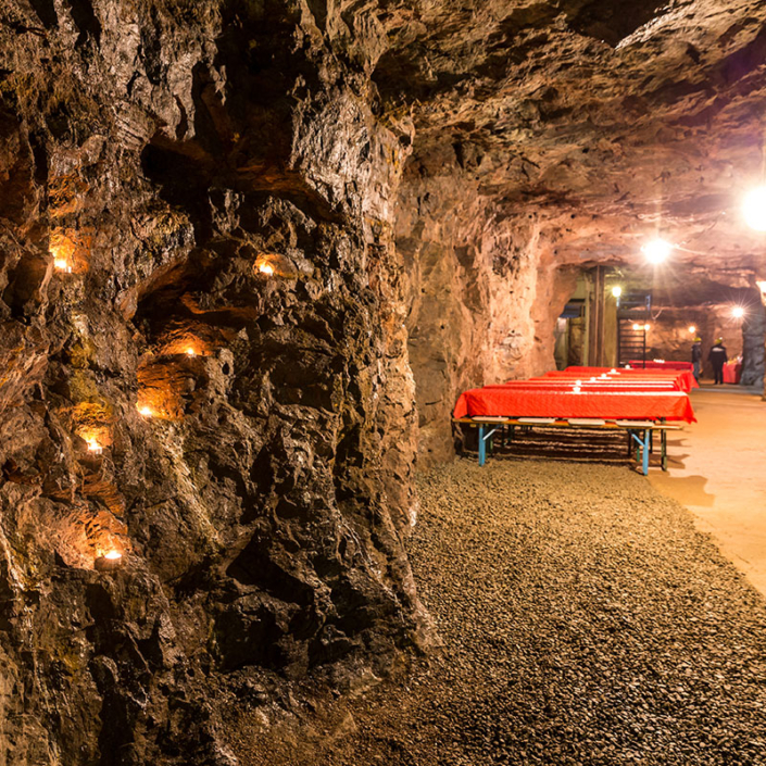 Veranstaltungen-zinnkammern-poehla gedeckte Tische im Besucherbergwerk