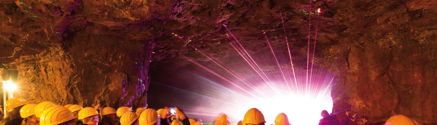 Lasershow mit Besuchergruppe